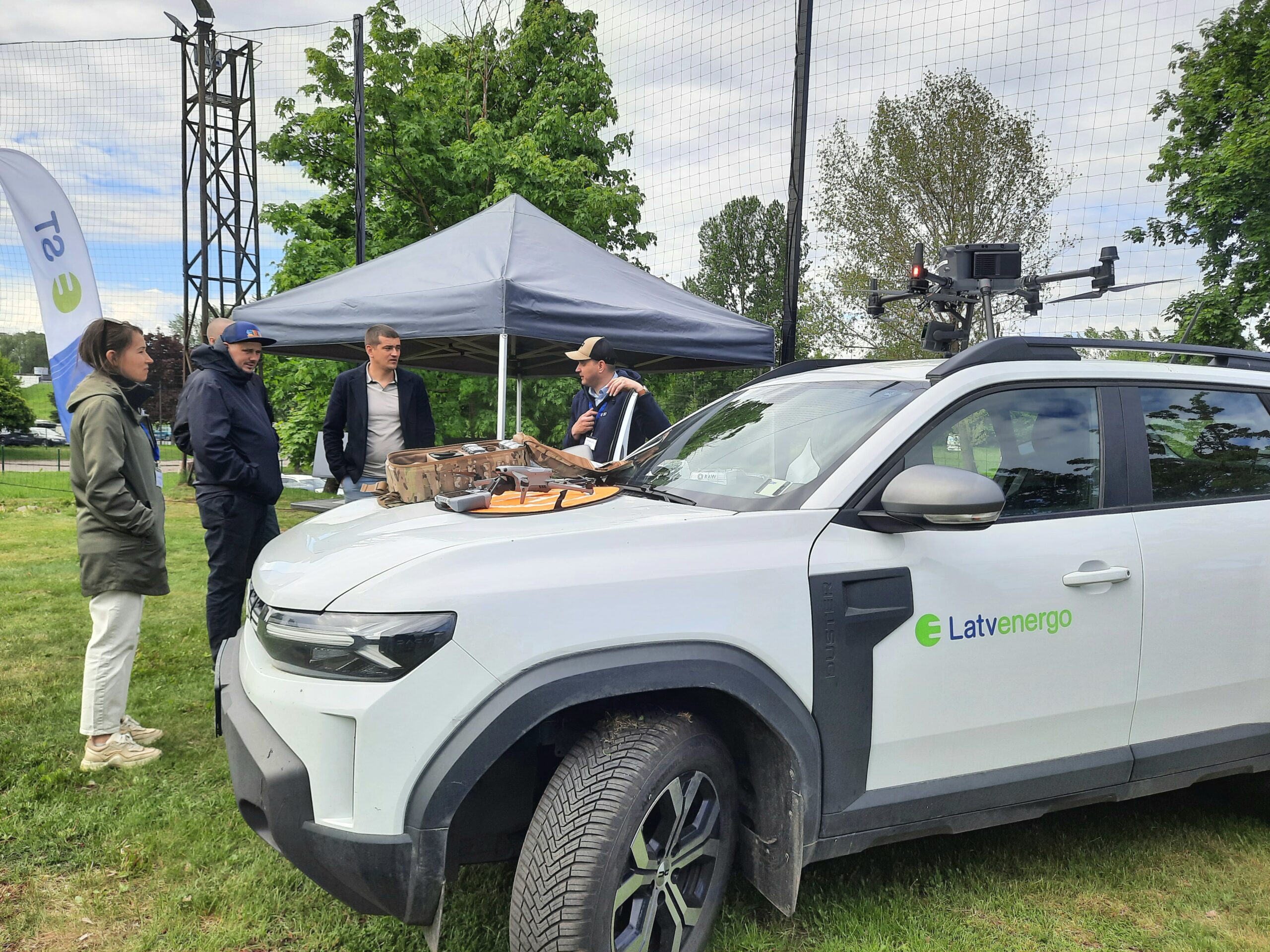 Ventspils tehnikuma pārstāvji iepazīst jaunākās enerģētikas tehnoloģijas un dronu risinājumus
